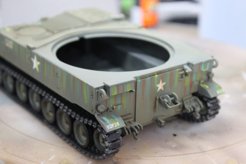 Using oil paints to make streaks on the M-108 scale model