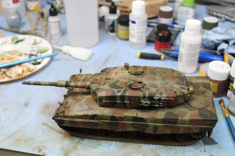 Leopard 2 scale model pigment weathering done