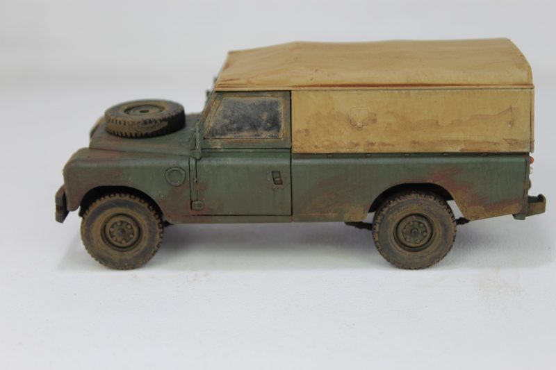 Land Rover 109 LWB 135th Plastic Scale Model Kit